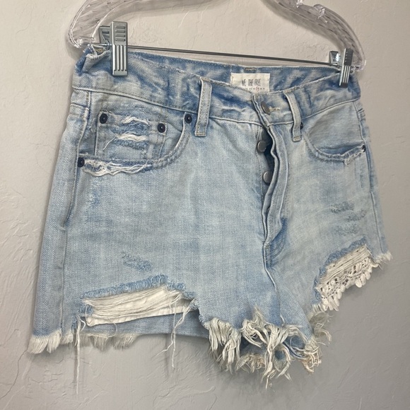 We The Free button fly light wash distressed denim shorts size 29 - Picture 2 of 8